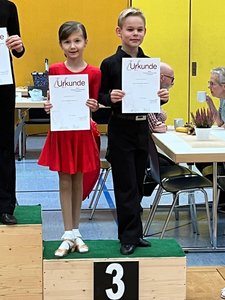 Madeleine und Daniel freuen sich über einen Platz auf dem Treppchen bei ihrem ersten Turnierstart