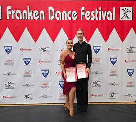Emely und Moritz freuen sich über ihren Aufstieg in die C-Klasse
