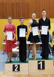 Anastasiia und Samuel auf dem ersten Platz bei ihrem ersten gemeinsamen Turnier, Lara und Johannes komplettieren das Podest auf dem zweiten Platz