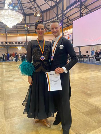 Monika und Bruno mit Urkunden und Medaillen für den 4. Platz beim Rising Star-Turnier