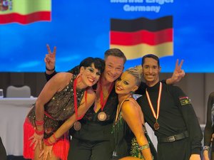 Marina und Alexander auf dem 3. Platz freuen sich mit Ehepaar Heubeck (auf dem vierten Platz) über ihre Bronzemedaille
