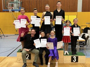 die erfolgreichen Kinder und Junioren des TC Schwarz Weiß zusammen mit ihrem Trainer Alexander Engel