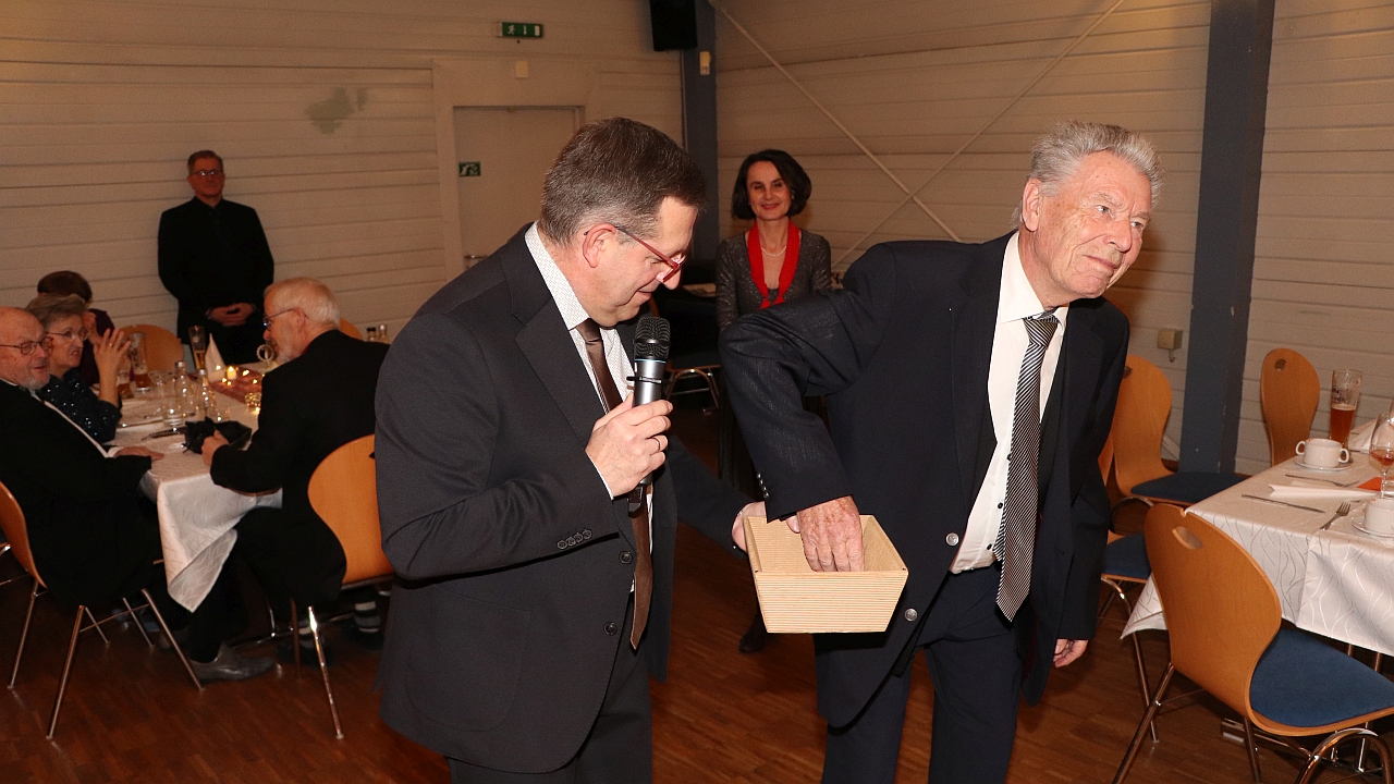 Heinz Cierpka zieht das Los für den nächsten Tisch, der ans Buffet darf