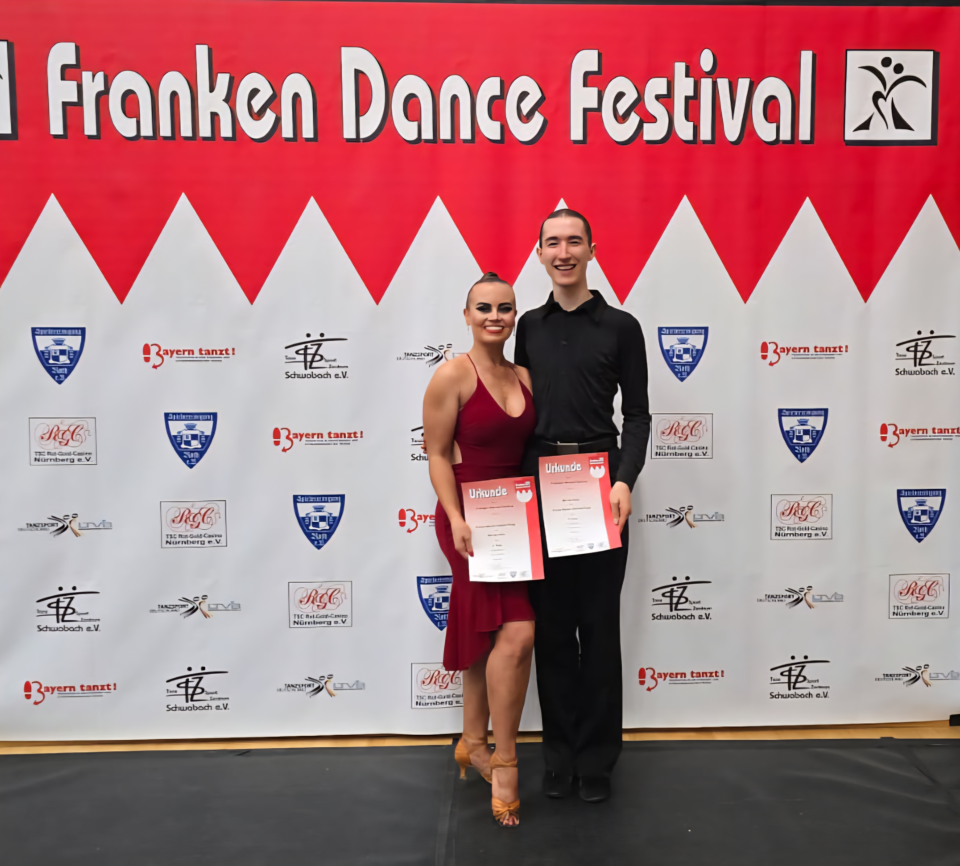 Emely und Moritz freuen sich über ihren Aufstieg in die C-Klasse