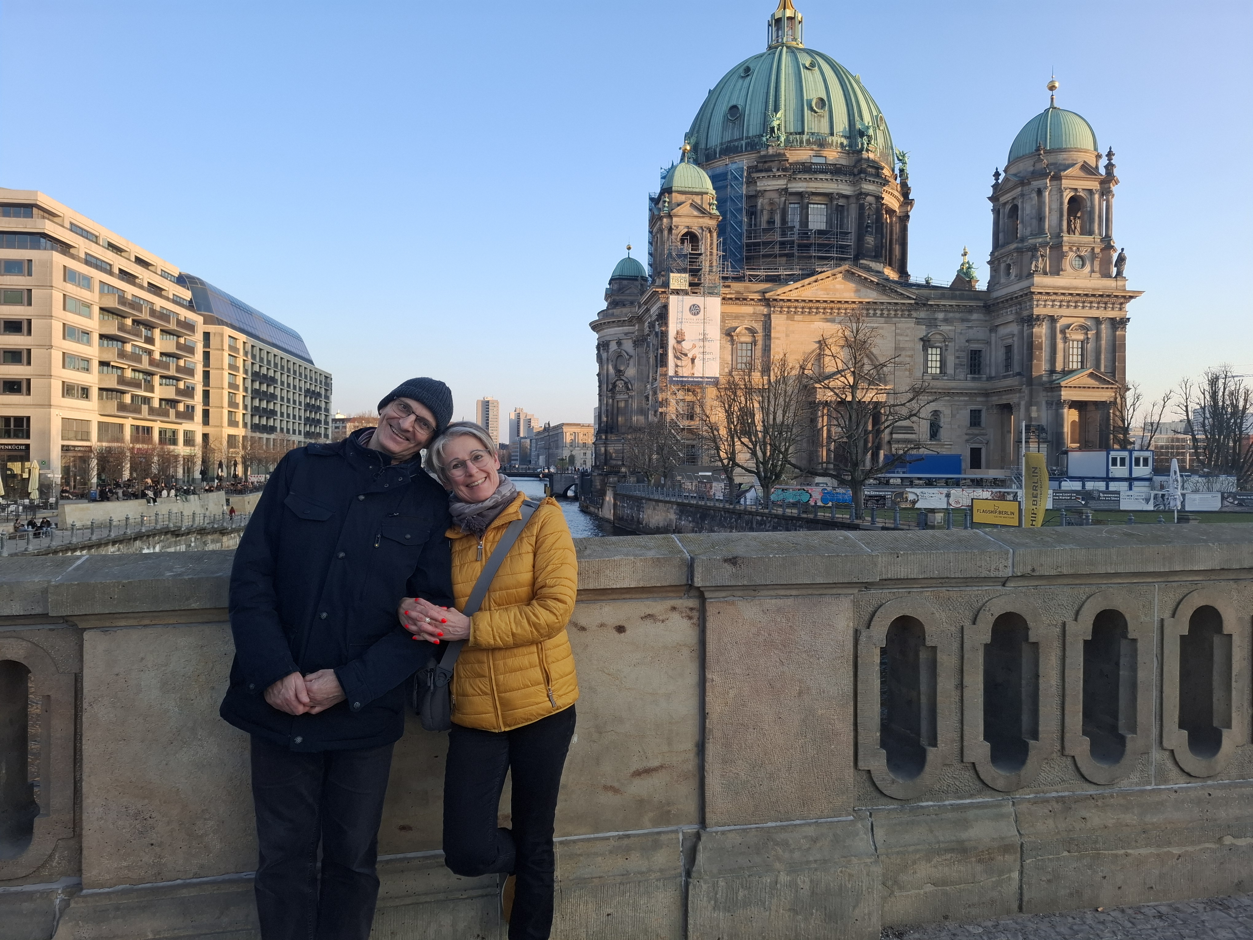 Gunther und Beate auf der Spreebrücke vor dem Berliner Dom
