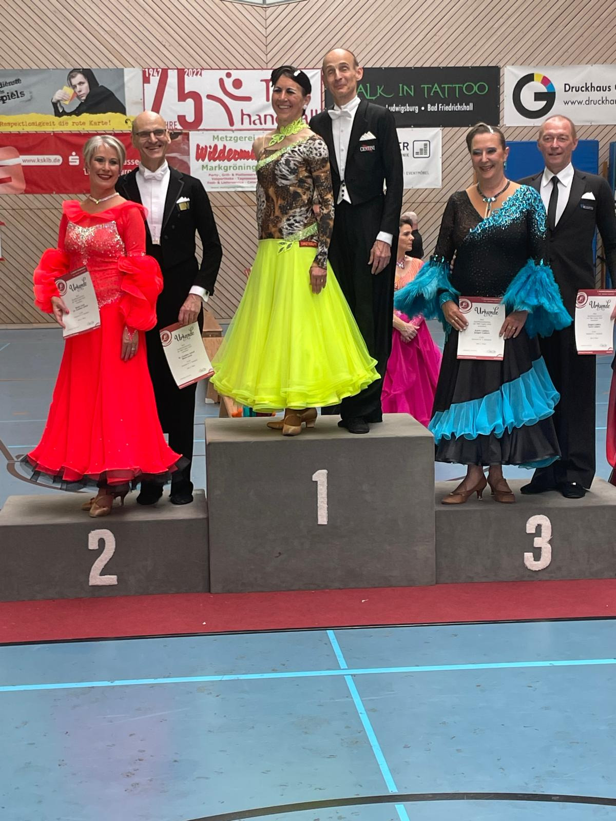 Beate und Gunther auf dem 2. Platz bei der Siegerehrung der Trophy am Samstag