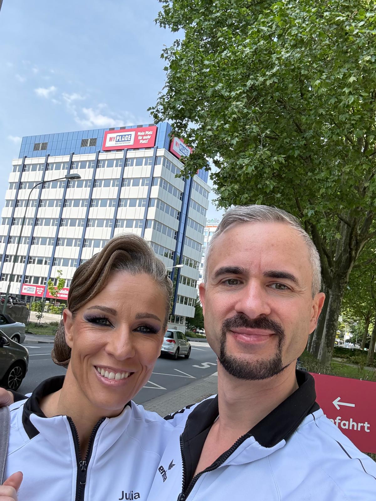 Julia und Sebastian auf dem Campus in Frankfurt vor ihrem Turnier der Sen II S